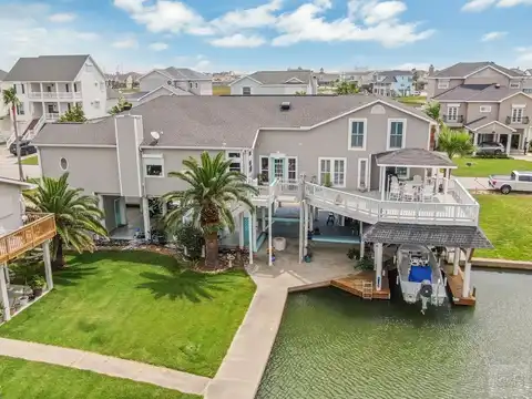 1103 Papeete, Tiki Island, TX 77554