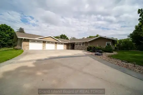 567 S Shady Bend Rd, Grand Island, NE 68803