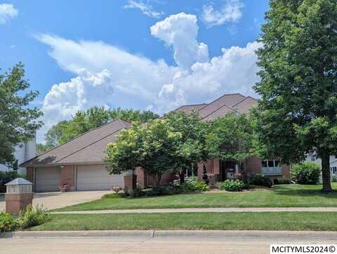 2 Deer Creek Ct, MASON CITY, IA 50401