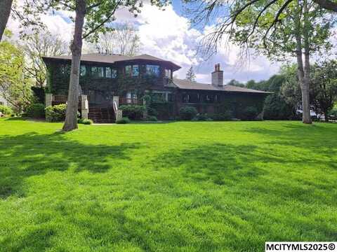 125 N Crescent Dr, MASON CITY, IA 50401