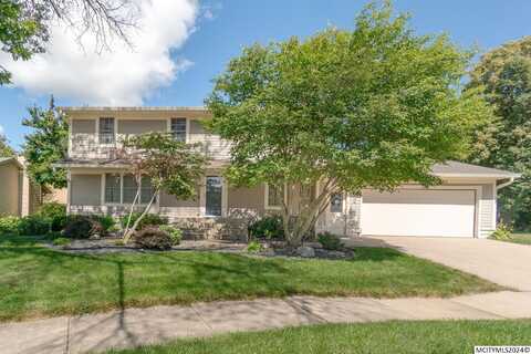 7 Knollwood Ct, MASON CITY, IA 50401