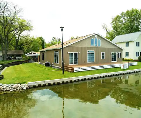 216 Sandalwood Drive, Quincy, MI 49082