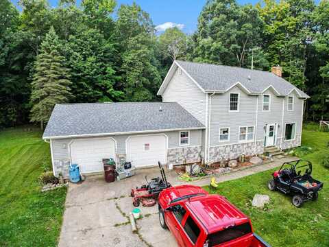 2498 E Centerline Road, Saint Johns, MI 48879