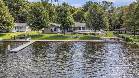 70066 Oak leaf Drive, Edwardsburg, MI 49112