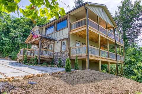 727 PINECREST Drive, Gatlinburg, TN 37738