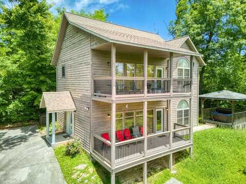 1024 Twin Oaks Road, Gatlinburg, TN 37738