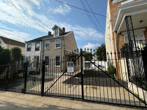 68 Kearny St, Newark, NJ 07104