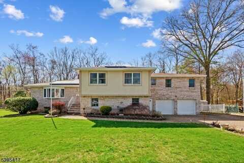 26 Clauss Ave, Paramus, NJ 07652