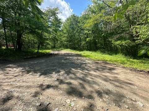 Gladstone Rd, West Milford, NJ 07421