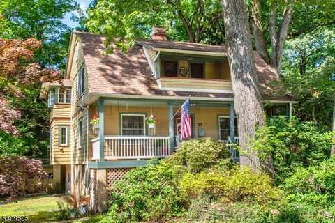 27 Cedars Rd, Caldwell, NJ 07006