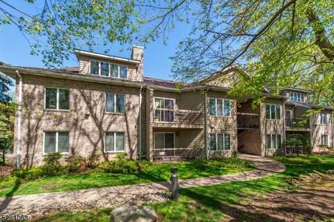 2 Parkside Ter, Woodland Park, NJ 07424