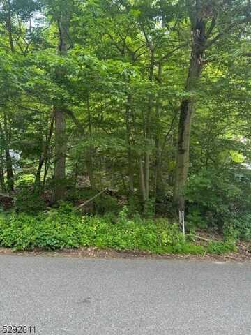 Fairlawn Dr, West Milford, NJ 07421