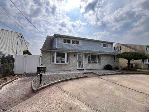 68 Daniel St, Carteret, NJ 07008