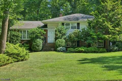 4 Brookwood Dr, West Caldwell, NJ 07006