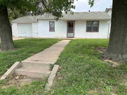 906 N Thompson St, Pratt, KS 67124