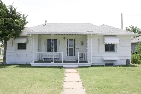 404 S Oak St, Greensburg, KS 67054