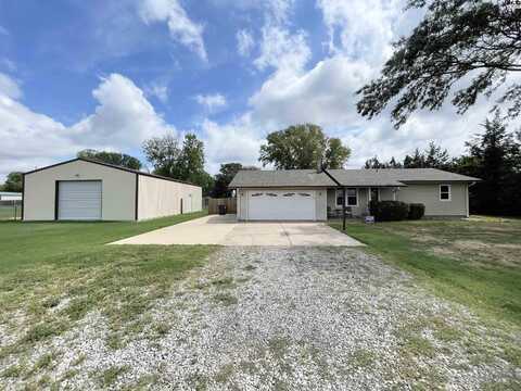 5906 N Eisenhower Dr, Hutchinson, KS 67502