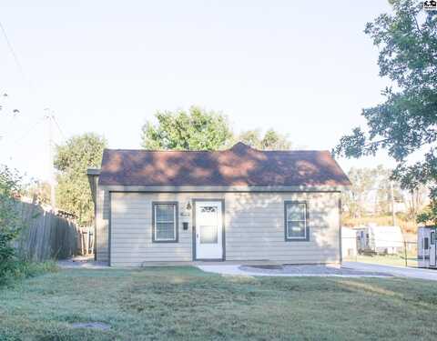 913 N Thompson St, Pratt, KS 67124