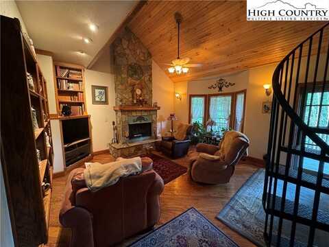 341 Cross Park Drive, Sugar Mountain, NC 28604