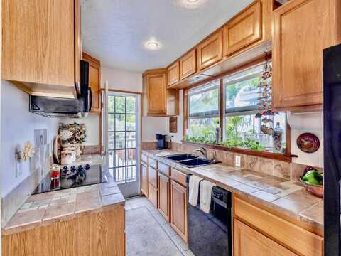 75-6124 ALII DR, Kailua Kona, HI 96740