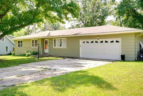 207 SW 19th Street, Oak Grove, MO 64075