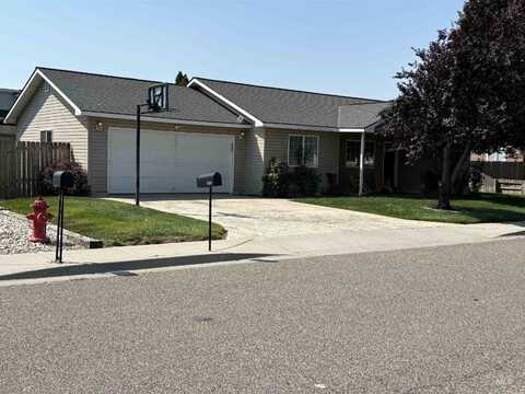 1002 Golden Avenue, Fruitland, ID 83619