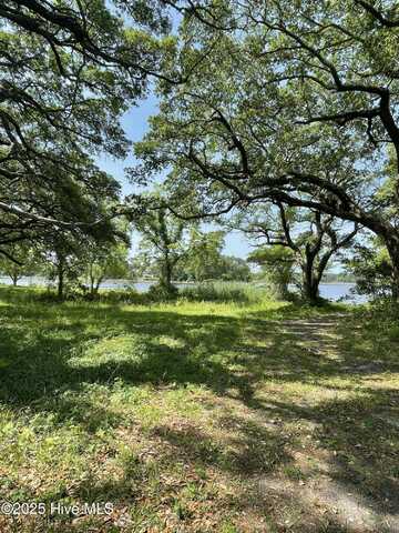 405 Red Drum Way W, Swansboro, NC 28584
