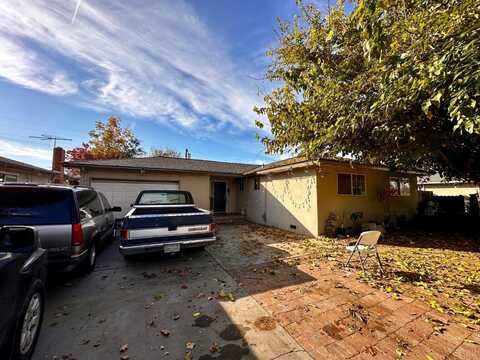 4886 Leisure Avenue, Fresno, CA 93727