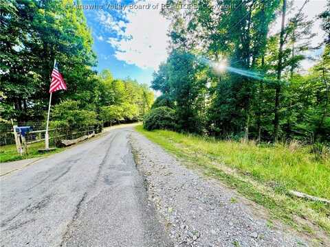 25 La Rue Lane, Hurricane, WV 25526