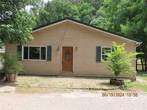 97 Hammer Mill Road, Nitro, WV 25143