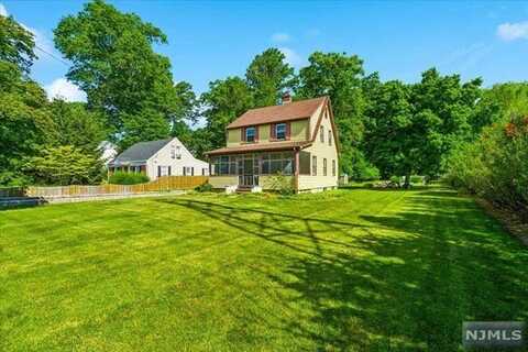 112 Old Tappan Road, Old Tappan, NJ 07675