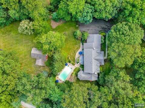 39 Twin Brooks Road, Saddle River, NJ 07458