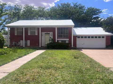 202 Ave G, Plains, TX 79355