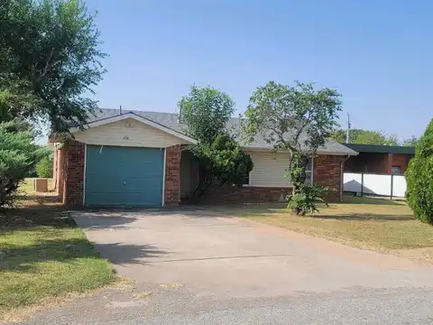 624 E Main St, Geronimo, OK 73543