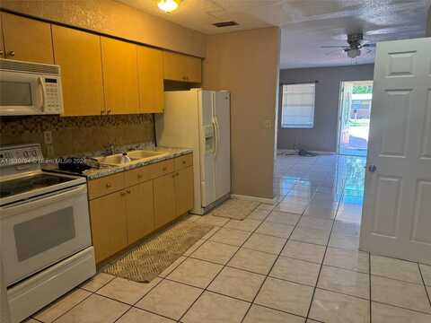 2120 NW 27th St, Oakland Park, FL 33311