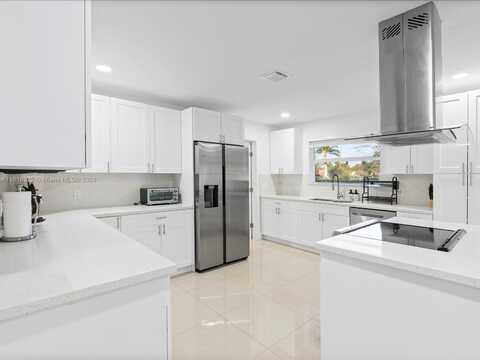 820 W Chaminade Dr, Hollywood, FL 33021