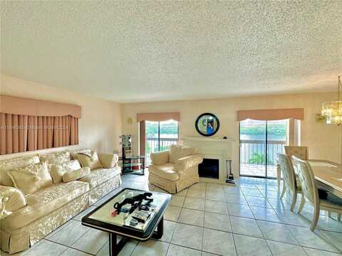 5249 NW 7th St, Miami, FL 33126