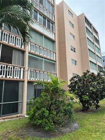 301 NE 14th Ave, Hallandale Beach, FL 33009