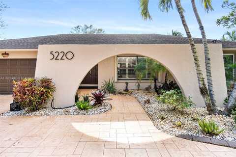 5220 SW 19th St, Plantation, FL 33317