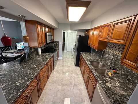 11040 S Lakeview Dr, Pembroke Pines, FL 33026