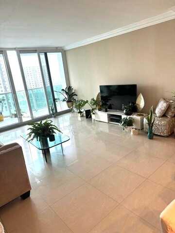 100 Bayview Dr, Sunny Isles Beach, FL 33160