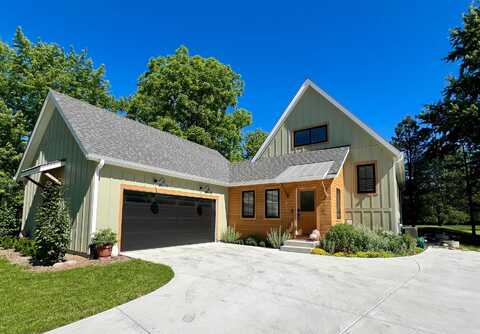 S18w37208 Henry St, Dousman, WI 53118