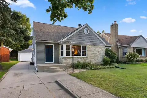 8637 Glencoe Cir, Wauwatosa, WI 53226