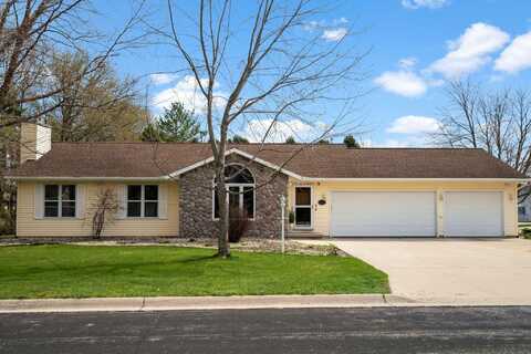 619 Deer Trl, Watertown, WI 53094