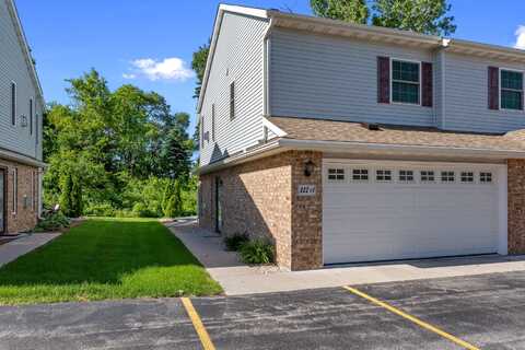 322 Kettle Moraine Dr, Slinger, WI 53086