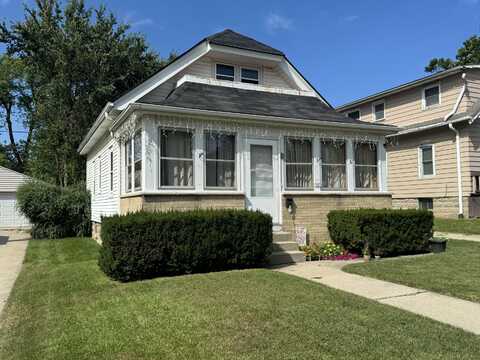 547 S Oak Park Ct, Milwaukee, WI 53214