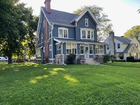 237 Grand Ave, Hartford, WI 53027