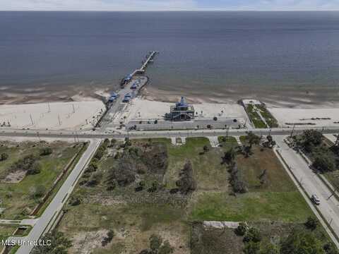 113 N Beach Boulevard, Waveland, MS 39576