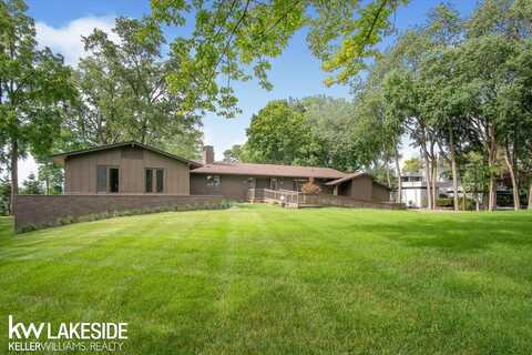 4550 Dow Ridge, West Bloomfield, MI 48324