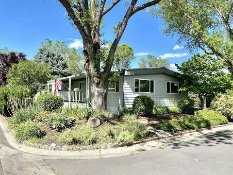 2704 Stearns Way, Medford, OR 97501